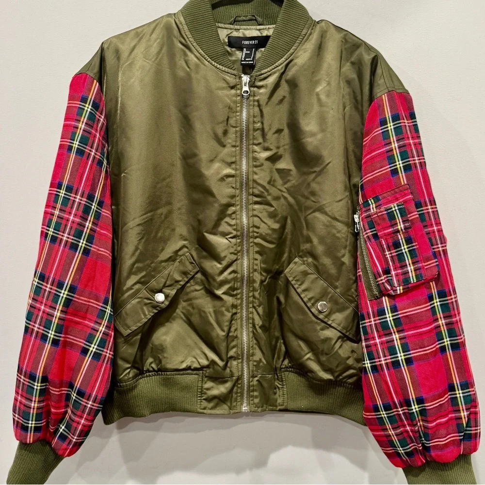 Forever 21 Women’s Green and Red Plaid Bomber Jacket Size S NWT - Picture 2 of 10